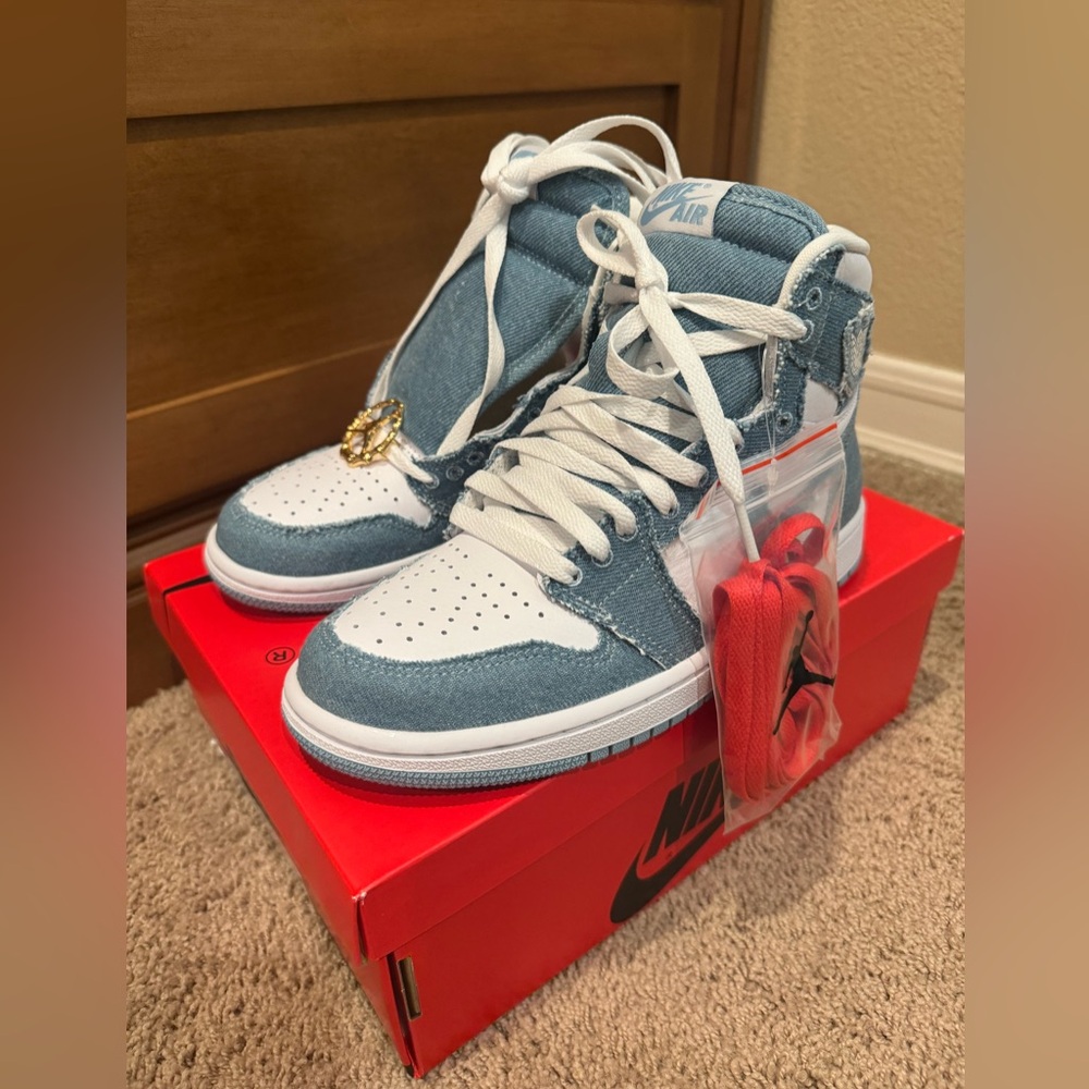 Authentic brand new Nike Air Jordan 1 Retro High OG Sneaker shoe W6.5